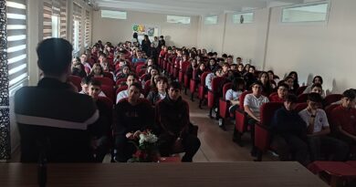 Karaman Anadolu Lisesi’nde Yürütülmekte Olan 5 Farklı Erasmus+ Projesi Kapsamında Yabancı Dil Farkındalığı Semineri Düzenlendi
